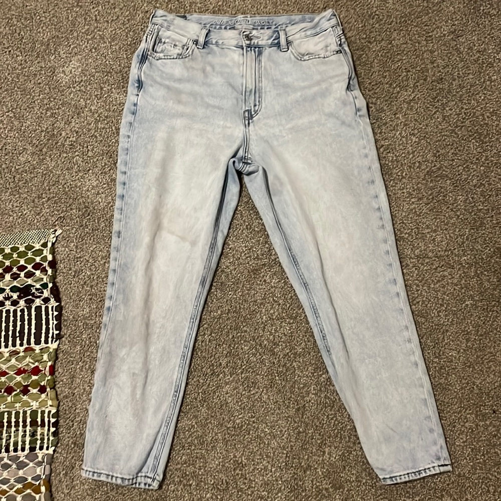 American Eagle cute Mom jeans! slightly distress size 10 regular